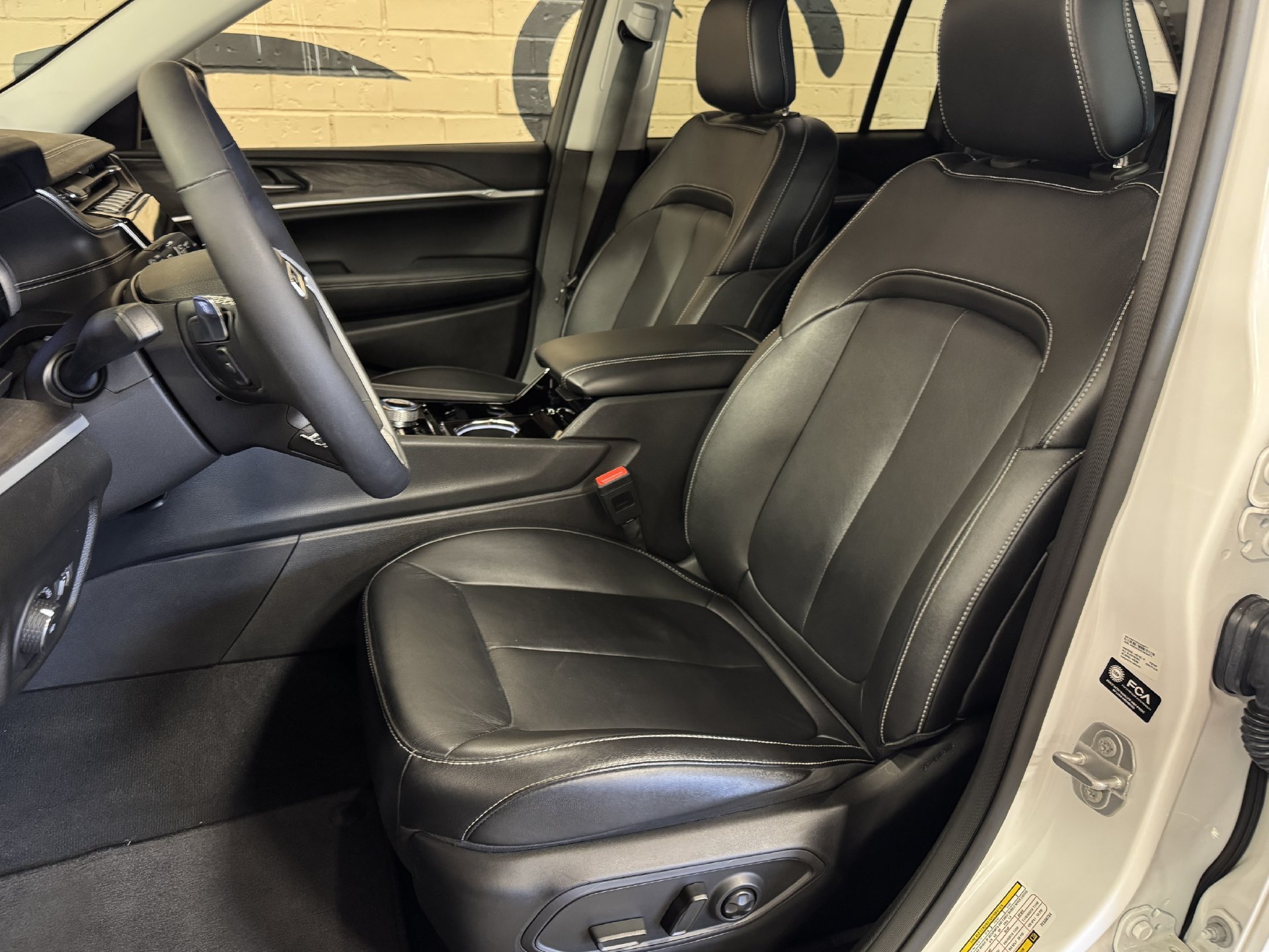 Used 2023 Jeep Grand Cherokee Limited AWD/4WD image 19