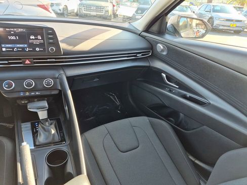 Used 2025 Hyundai Elantra SE image 25