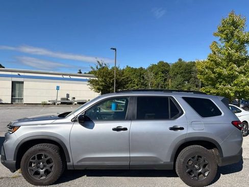 Used 2025 Honda Pilot TrailSport image 3