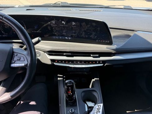 Used 2024 Cadillac XT4 Premium Luxury FWD image 8