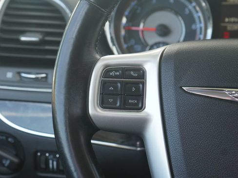 Used 2016 Chrysler Town & Country Touring-L FWD image 14