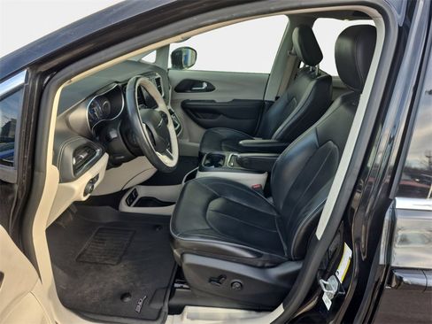 Used 2020 Chrysler Pacifica Limited image 12