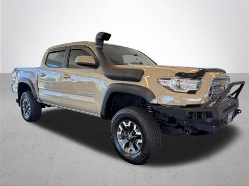Used 2017 Toyota Tacoma TRD Off-Road w/ Premium & Technology Package AWD/4WD image 5