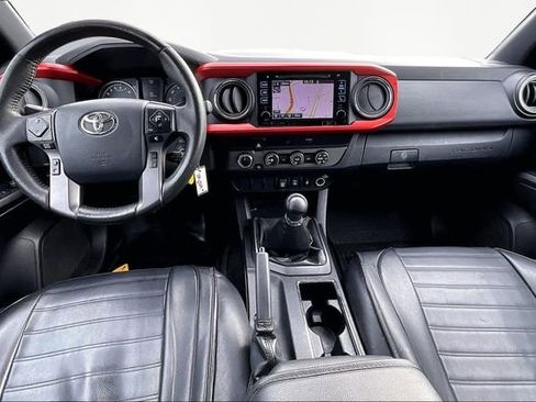 Used 2019 Toyota Tacoma TRD Sport image 7