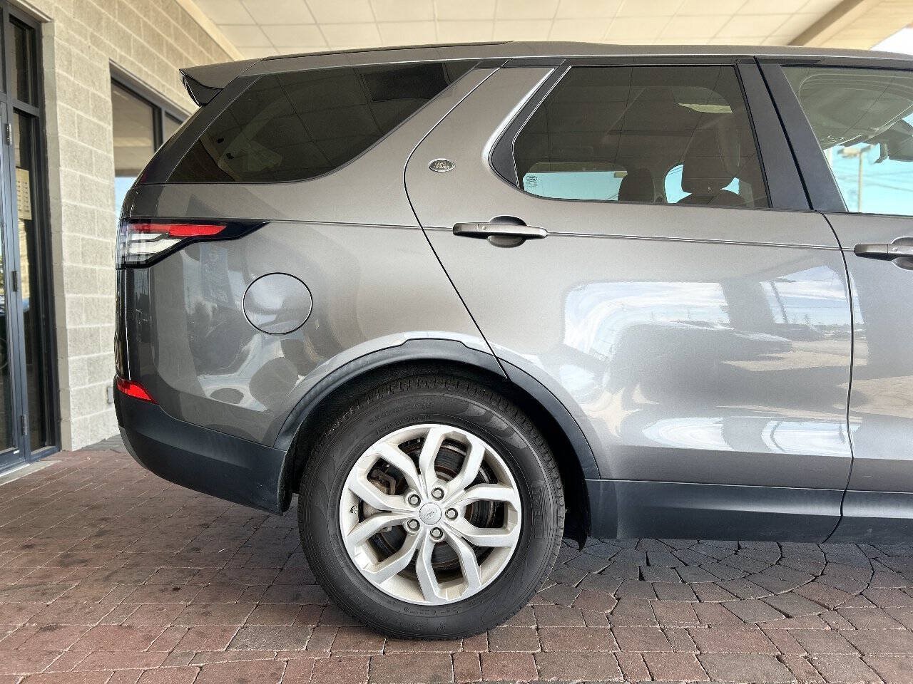 Used 2018 Land Rover Discovery SE AWD/4WD image 18