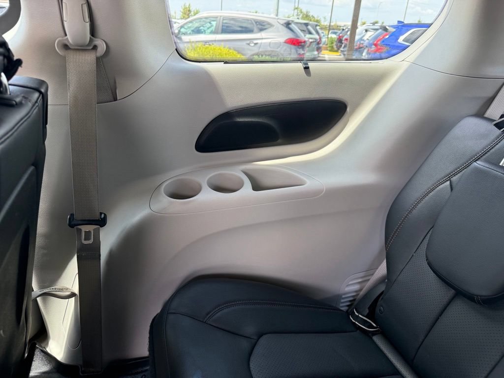 Used 2018 Chrysler Pacifica Touring-L FWD image 21