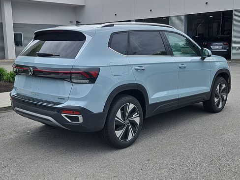 New 2026 Volkswagen Taos SE AWD/4WD image 2