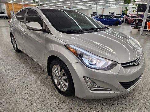 Used 2015 Hyundai Elantra SE w/ Option Group 03 FWD image 3