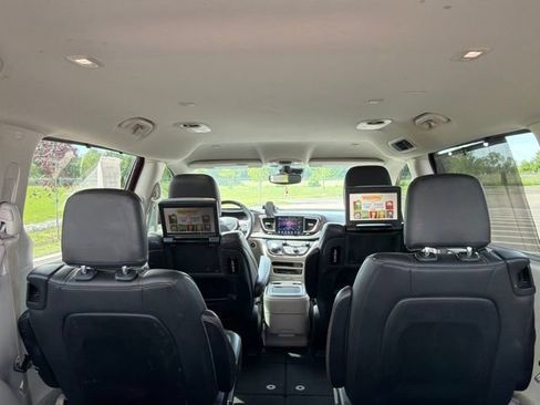 Used 2017 Chrysler Pacifica Touring-L Plus w/ Advanced Safetytec Group FWD image 16