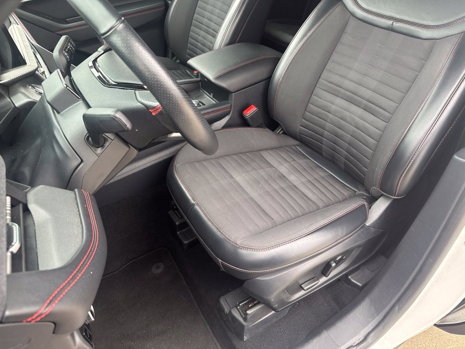 Used 2025 Ford Explorer ST-Line w/ ST-Line Street Pack AWD/4WD image 32