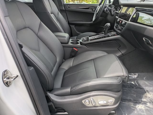 Used 2025 Porsche Macan AWD/4WD image 30