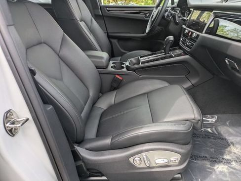 Used 2025 Porsche Macan AWD/4WD image 30