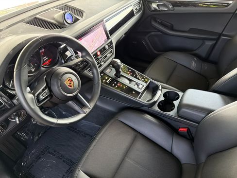 Certified 2023 Porsche Macan AWD/4WD image 4