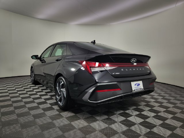 Certified 2025 Hyundai Elantra SEL FWD image 3