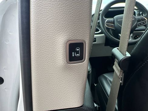 Used 2023 Chrysler Pacifica Touring-L FWD image 37