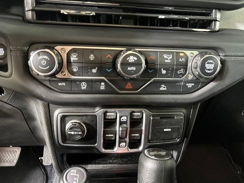 Used 2026 Jeep Wrangler Unlimited Sahara AWD/4WD image 19