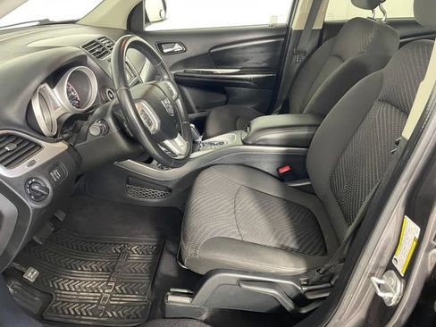 Used 2018 Dodge Journey SE w/ Connectivity Group FWD image 2