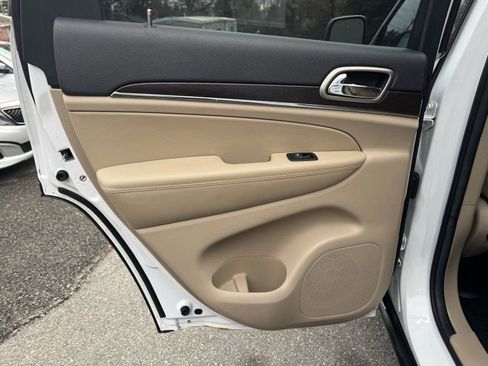 Used 2014 Jeep Grand Cherokee Limited image 16