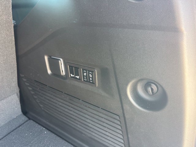 Used 2023 GMC Yukon AT4 AWD/4WD image 18