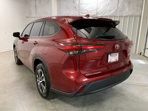 Used 2022 Toyota Highlander XLE FWD image 7