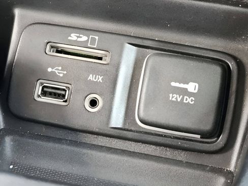 Used 2017 Jeep Cherokee Latitude w/ Comfort/Convenience Group AWD/4WD image 13