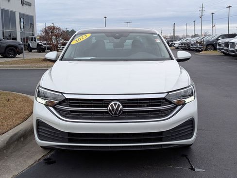 Used 2023 Volkswagen Jetta SE image 2