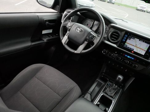 Used 2017 Toyota Tacoma TRD Off-Road AWD/4WD image 9