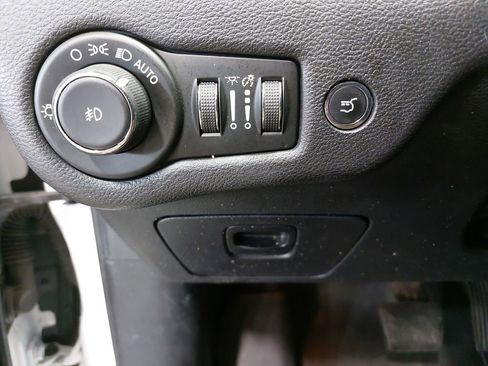 Used 2019 Jeep Cherokee Overland w/ Technology Group image 25