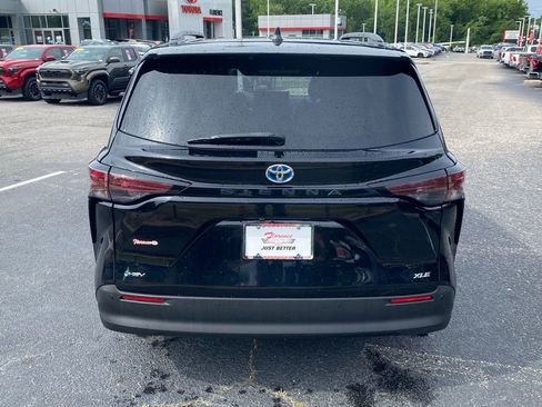 Used 2025 Toyota Sienna XLE FWD image 14