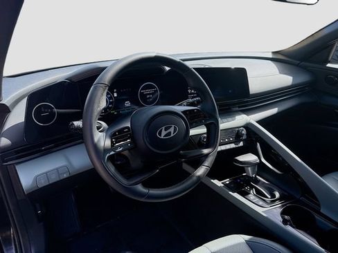 Used 2025 Hyundai Elantra Limited FWD image 9
