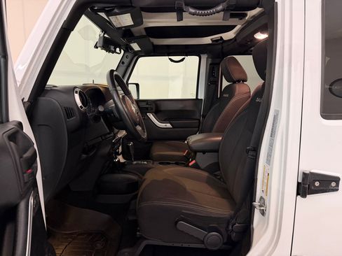 Used 2016 Jeep Wrangler Unlimited Sahara image 5