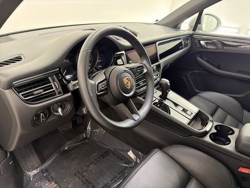 Used 2025 Porsche Macan image 4
