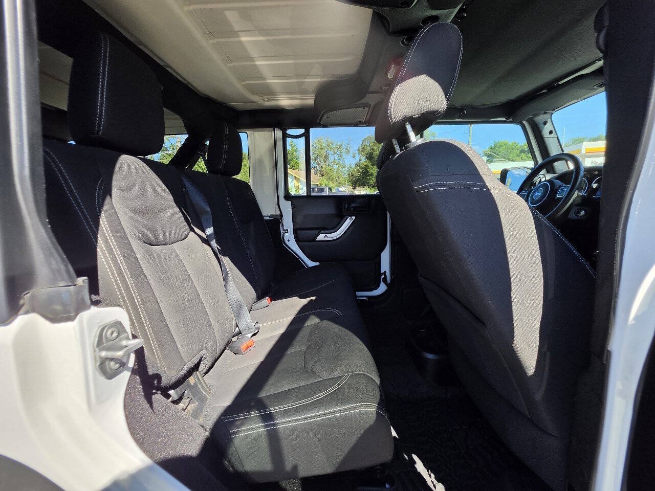 Used 2016 Jeep Wrangler Unlimited Sahara w/ Connectivity Group AWD/4WD image 15