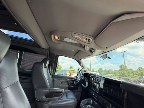 Used 2017 Chevrolet Express 2500 RWD image 42