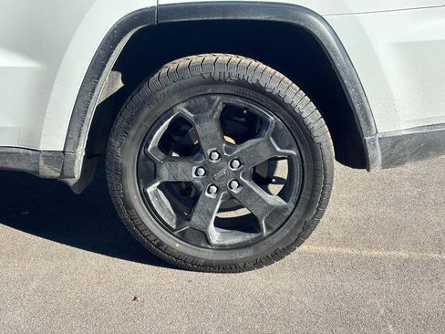 Used 2019 Jeep Grand Cherokee Laredo image 7