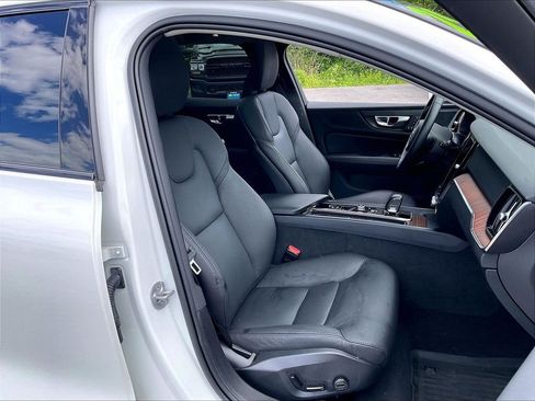 Used 2025 Volvo V60 B5 Cross Country Plus w/ Protection Package Premier AWD/4WD image 10