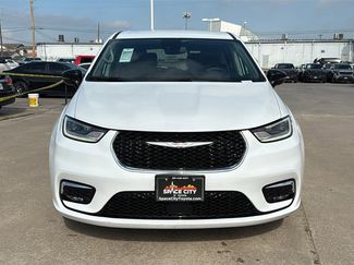 Used 2024 Chrysler Pacifica Touring-L video 2