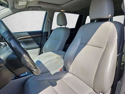 Used 2015 Toyota Highlander Limited FWD image 16