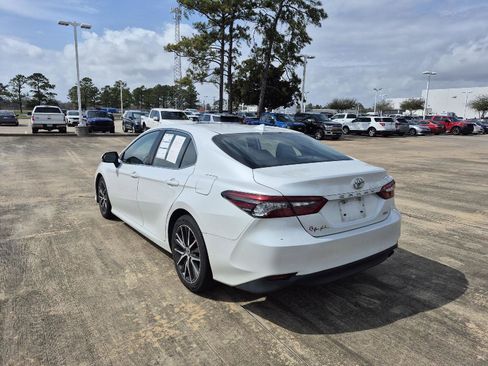 Used 2021 Toyota Camry XLE image 4