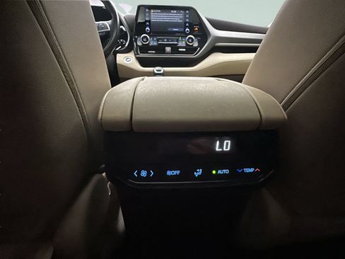 Used 2020 Toyota Highlander XLE AWD/4WD image 25
