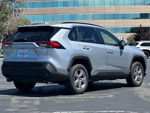 Used 2025 Toyota RAV4 XLE AWD/4WD image 4