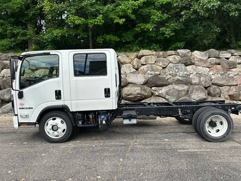 New 2025 Isuzu NPR RWD image 2