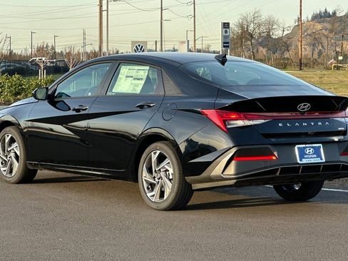 Used 2025 Hyundai Elantra SEL image 5
