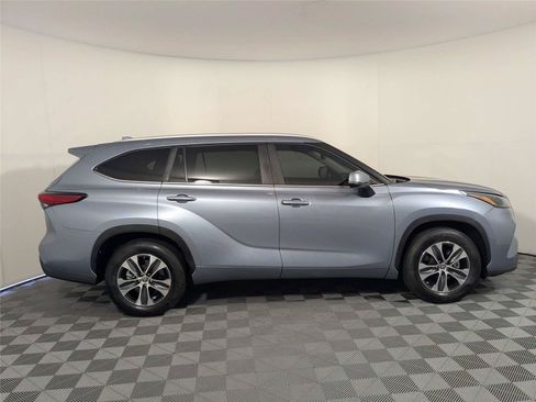 Used 2023 Toyota Highlander XLE FWD image 5