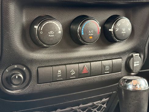 Used 2018 Jeep Wrangler Unlimited Sahara AWD/4WD image 21