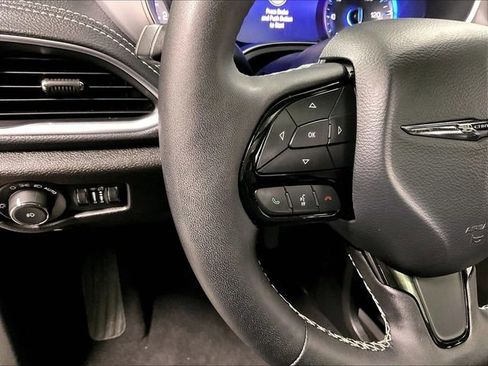 Used 2025 Chrysler Pacifica Limited FWD image 24