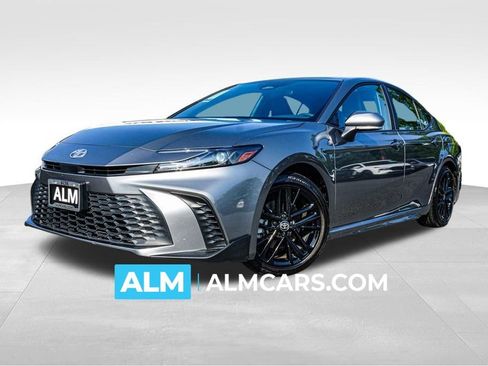 Used 2025 Toyota Camry SE image 1