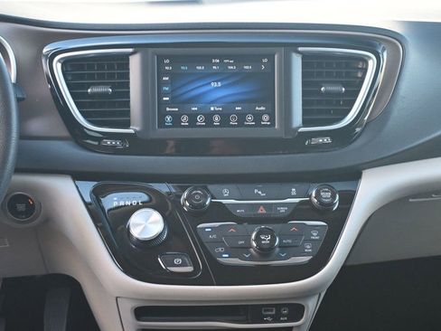 Used 2018 Chrysler Pacifica Touring Plus FWD image 11