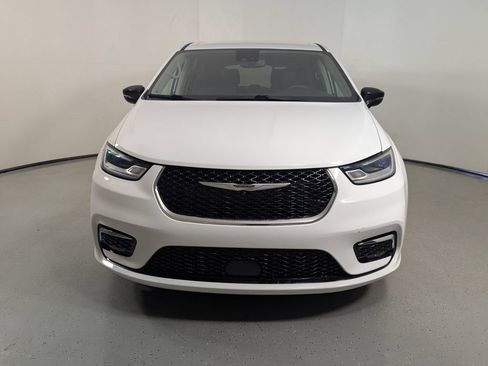 Used 2024 Chrysler Pacifica Touring-L FWD image 2