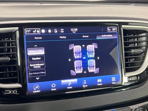 Used 2024 Chrysler Pacifica Touring-L FWD image 34